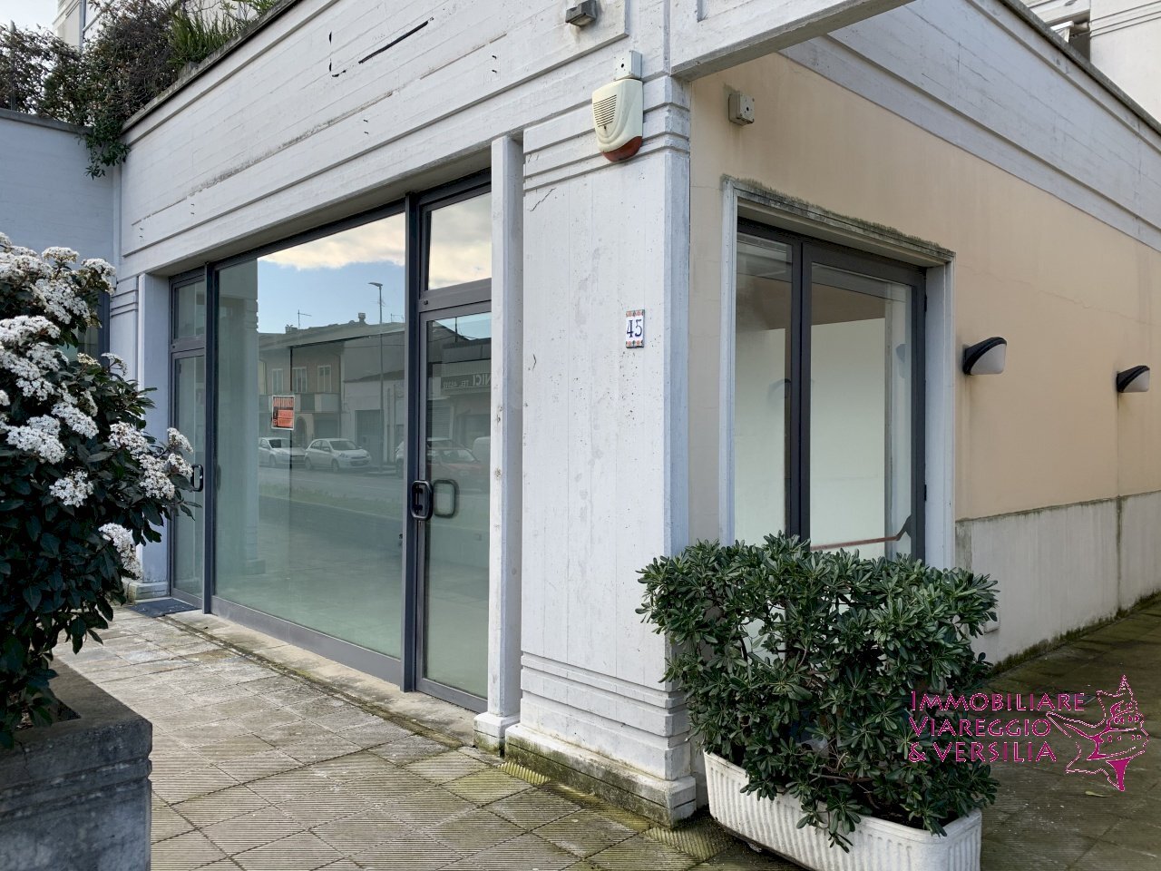 angolo con uscita disabili - Negozio via aurelia Nord, Viareggio - foto 1
