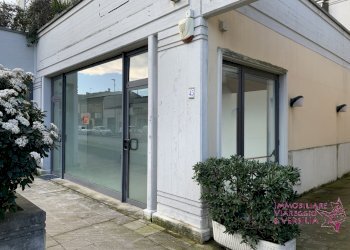 angolo con uscita disabili - Negozio via aurelia Nord, Viareggio - foto 1