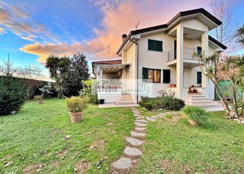 Foto 3 - Villa Via Crocialetto
 
35, Pietrasanta - foto 3