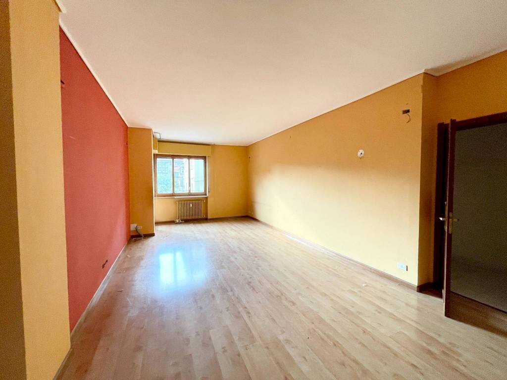 Soggiorno - Appartamento via Alessandro Volta, 7, Cuneo (zona Centro) - foto 2