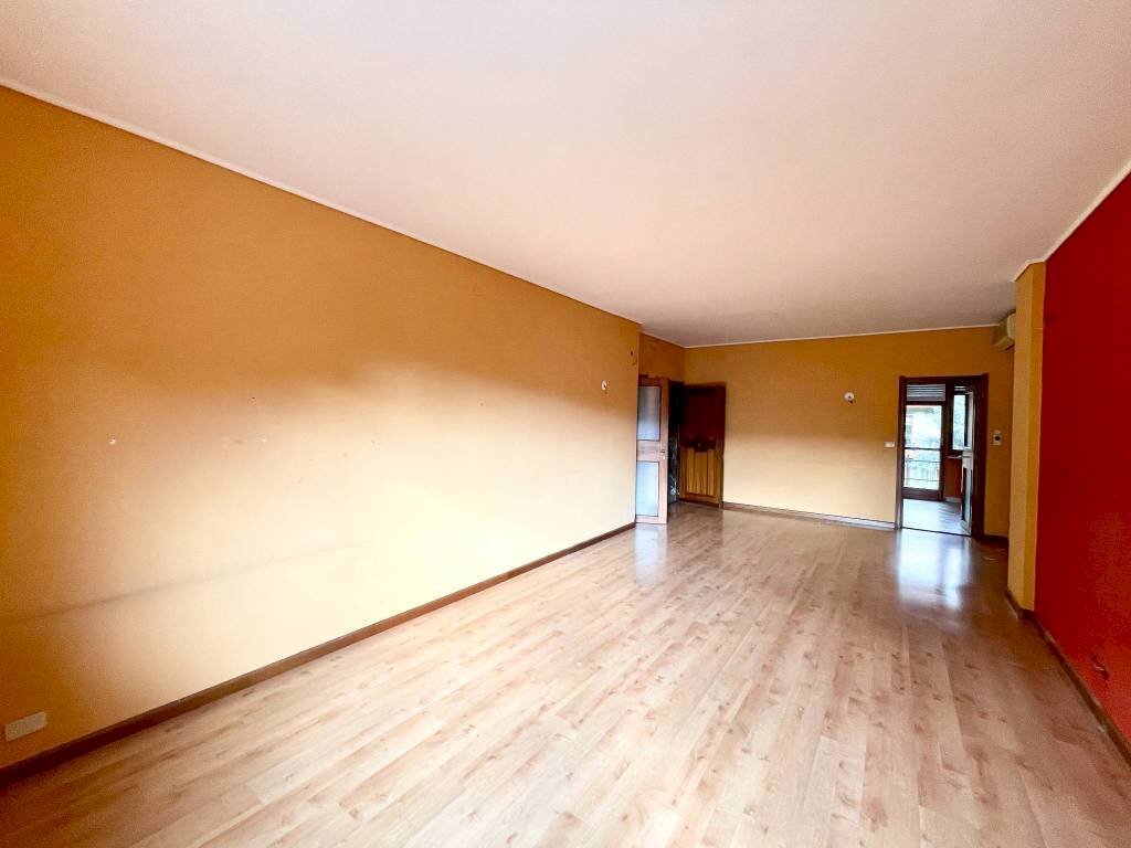 Soggiorno - Appartamento via Alessandro Volta, 7, Cuneo (zona Centro) - foto 3