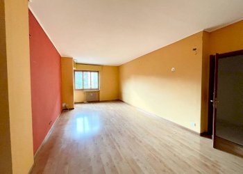 Soggiorno - Appartamento via Alessandro Volta, 7, Cuneo (zona Centro) - foto 2