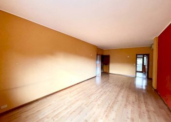 Soggiorno - Appartamento via Alessandro Volta, 7, Cuneo (zona Centro) - foto 3