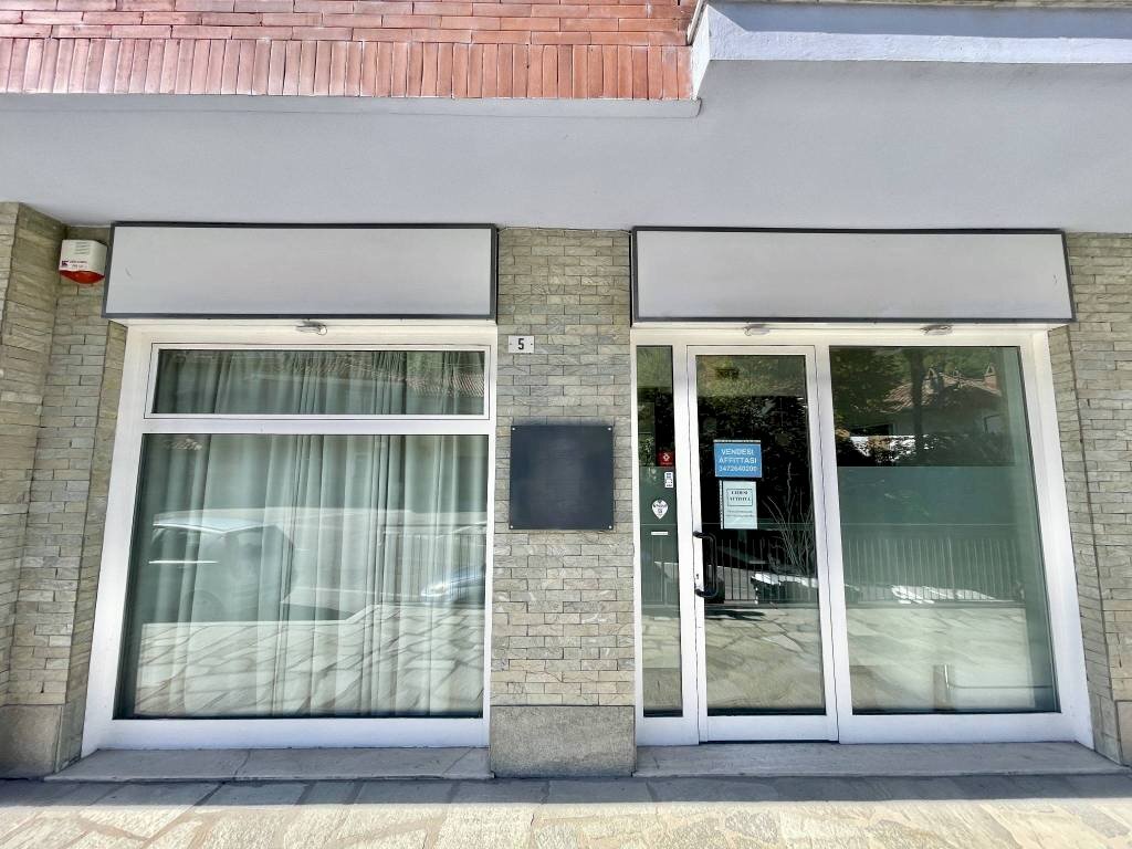 Facciata - Negozio via Monchiero, 5, Monforte d'Alba - foto 2