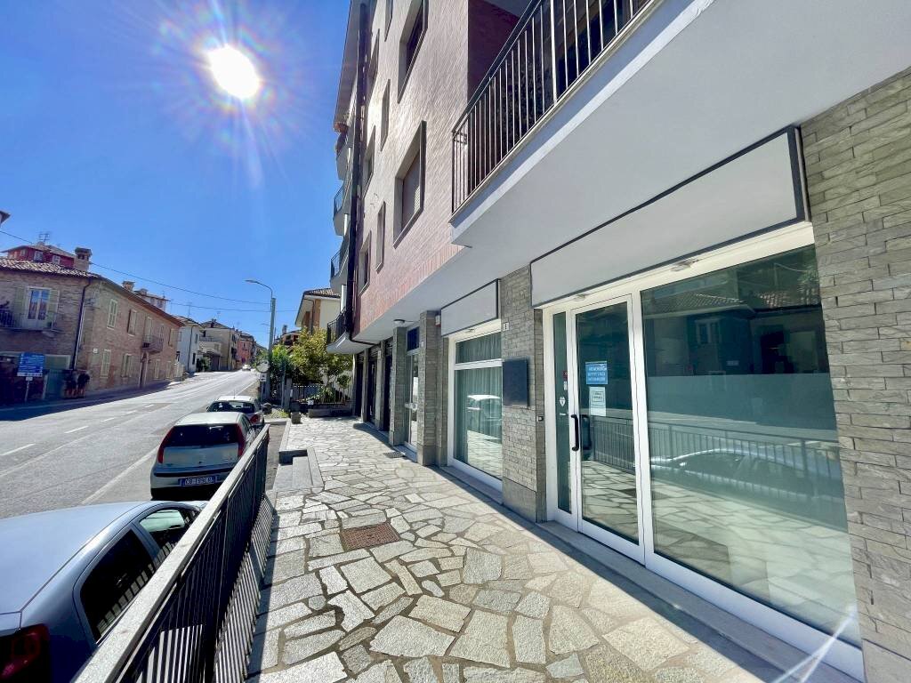 Facciata - Negozio via Monchiero, 5, Monforte d'Alba - foto 3