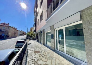 Facciata - Negozio via Monchiero, 5, Monforte d'Alba - foto 3