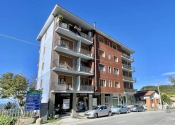 Facciata - Negozio via Monchiero, 5, Monforte d'Alba - foto 22