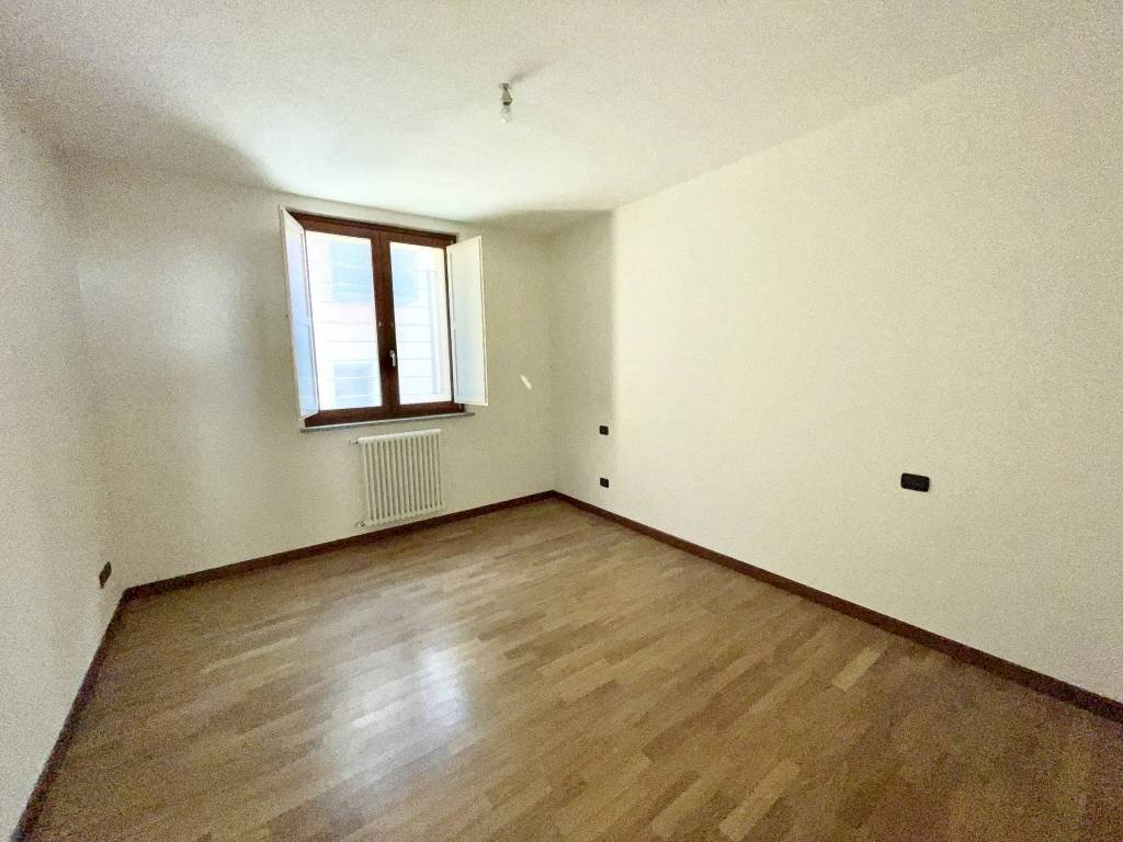 Camera da letto - Trilocale via Grandis, 65, Borgo San Dalmazzo - foto 3