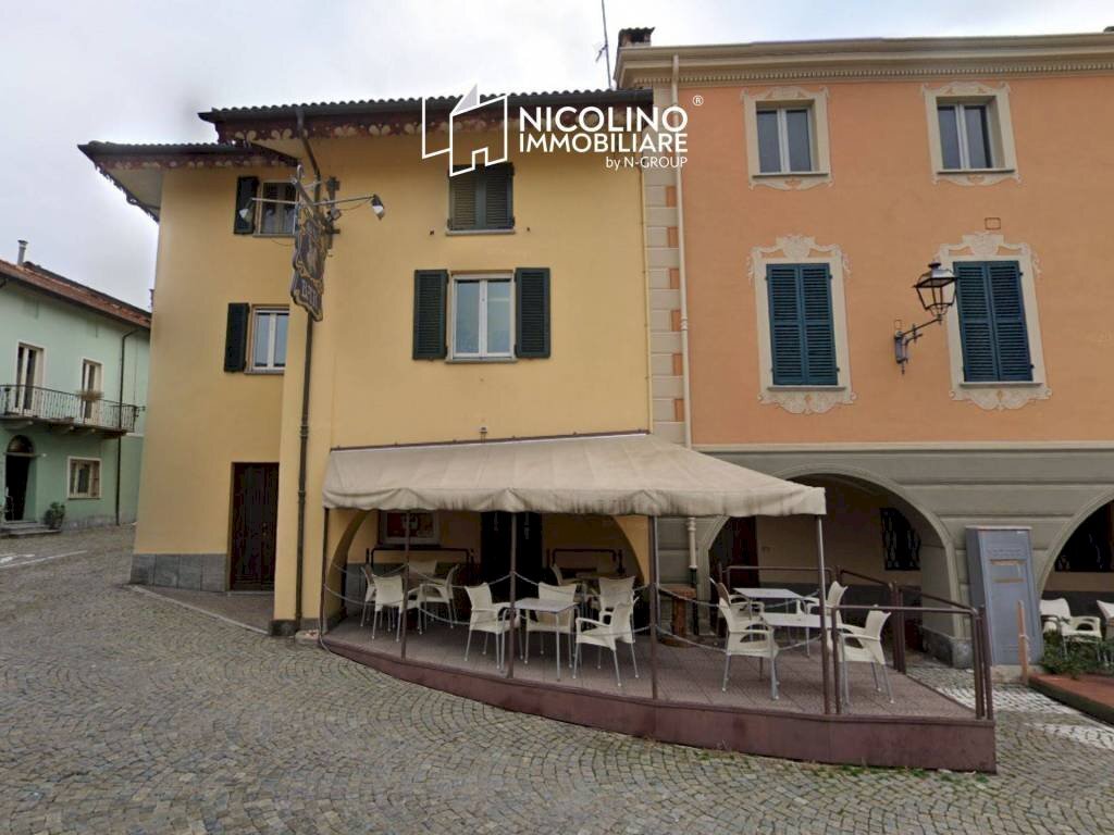 Facciata - Negozio piazza Santa Maria, 1, Peveragno - foto 1