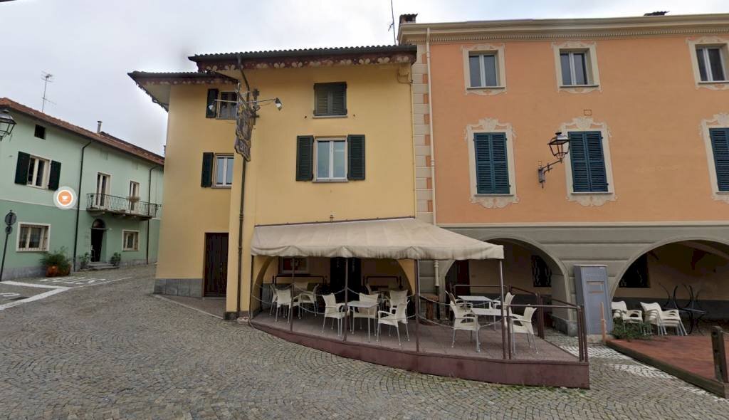 Facciata - Negozio piazza Santa Maria, 1, Peveragno - foto 2