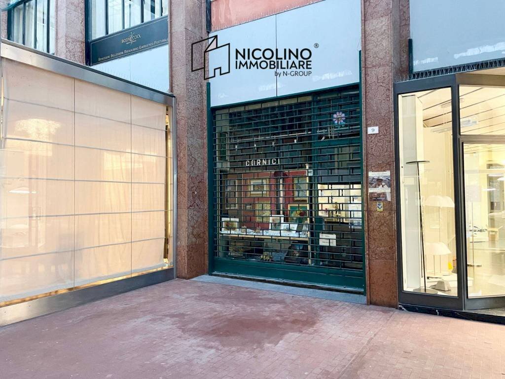 Facciata - Negozio piazza Europa, 14, Cuneo (zona Centro) - foto 1