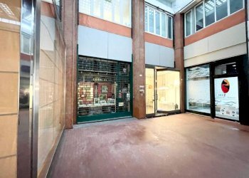 Facciata - Negozio piazza Europa, 14, Cuneo (zona Centro) - foto 5