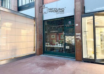 Facciata - Negozio piazza Europa, 14, Cuneo (zona Centro) - foto 1
