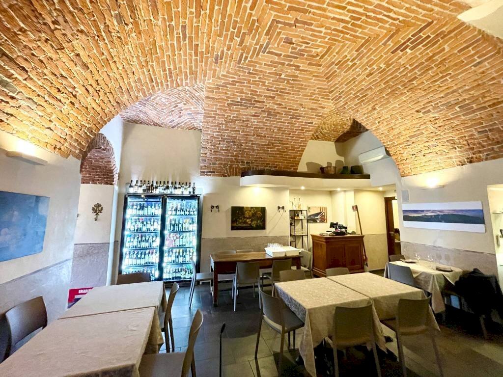 Interno non residenziale - Negozio piazza Vincenzo Virginio, 9, Cuneo (zona Centro) - foto 3