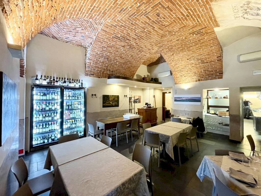 Interno non residenziale - Negozio piazza Vincenzo Virginio, 9, Cuneo (zona Centro) - foto 2