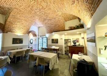 Interno non residenziale - Negozio piazza Vincenzo Virginio, 9, Cuneo (zona Centro) - foto 4