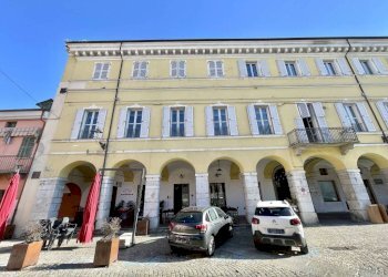 Facciata - Negozio piazza Vincenzo Virginio, 9, Cuneo (zona Centro) - foto 23