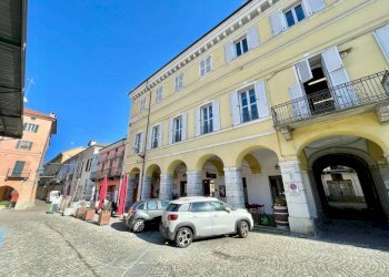 Facciata - Negozio piazza Vincenzo Virginio, 9, Cuneo (zona Centro) - foto 24