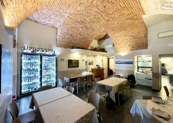 Interno non residenziale - Negozio piazza Vincenzo Virginio, 9, Cuneo (zona Centro) - foto 2