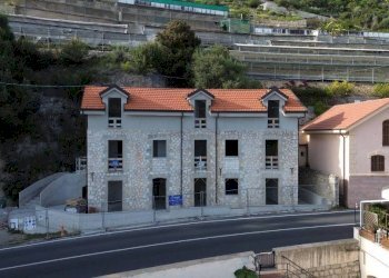 Facciata - Trilocale corso Mentone, 48, Ventimiglia - foto 11