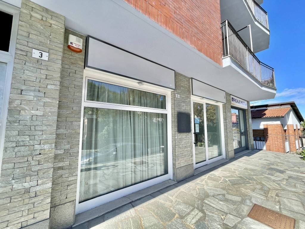 Facciata - Negozio via Monchiero, 5, Monforte d'Alba - foto 2