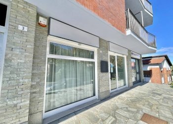 Facciata - Negozio via Monchiero, 5, Monforte d'Alba - foto 2