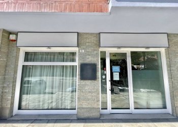 Facciata - Negozio via Monchiero, 5, Monforte d'Alba - foto 3