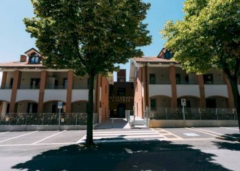 Facciata - Box via Roddino, 20, Monforte d'Alba - foto 2