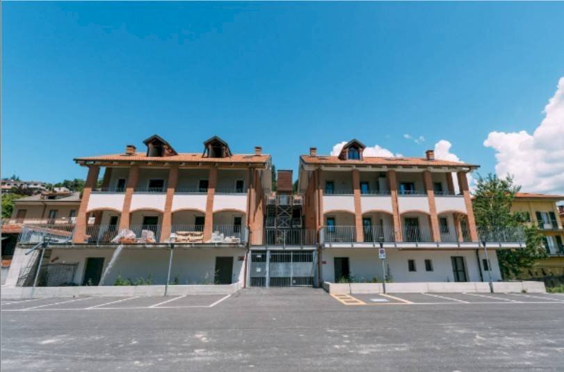 Facciata - Magazzino via Roddino, 20, Monforte d'Alba - foto 2