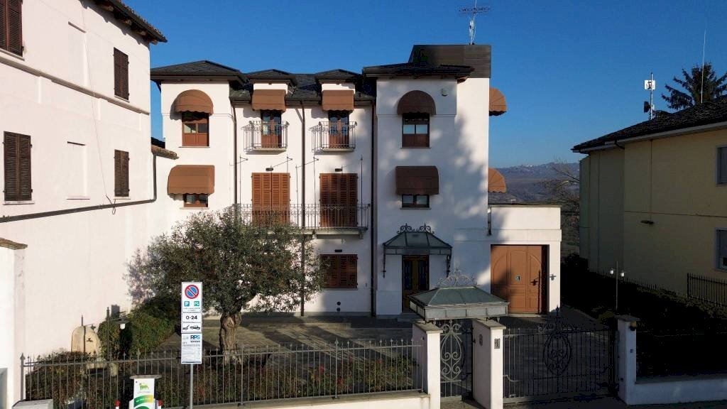 Facciata - Villa piazza Maria Cappellano, 1, Serralunga d'Alba - photo 2