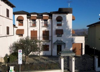 Facciata - Villa piazza Maria Cappellano, 1, Serralunga d'Alba - foto 2