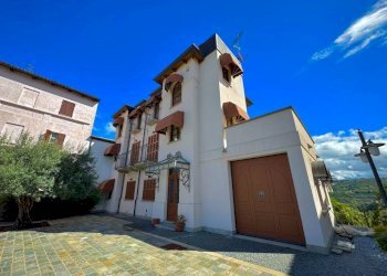 Facciata - Villa piazza Maria Cappellano, 1, Serralunga d'Alba - foto 41