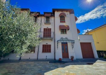 Facciata - Villa piazza Maria Cappellano, 1, Serralunga d'Alba - foto 42