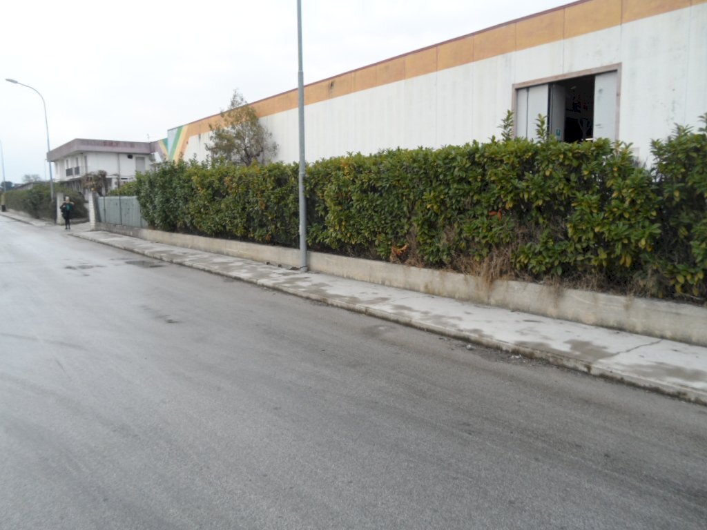 Foto 1 - Capannone Viale America
 
8, Magliano di Tenna - foto 1