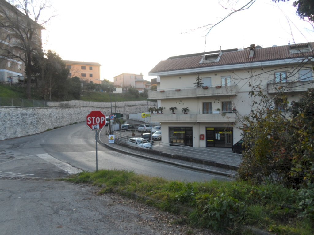 Foto 1 - Locale Commerciale Piazza Luigi Dari, Folignano - foto 1