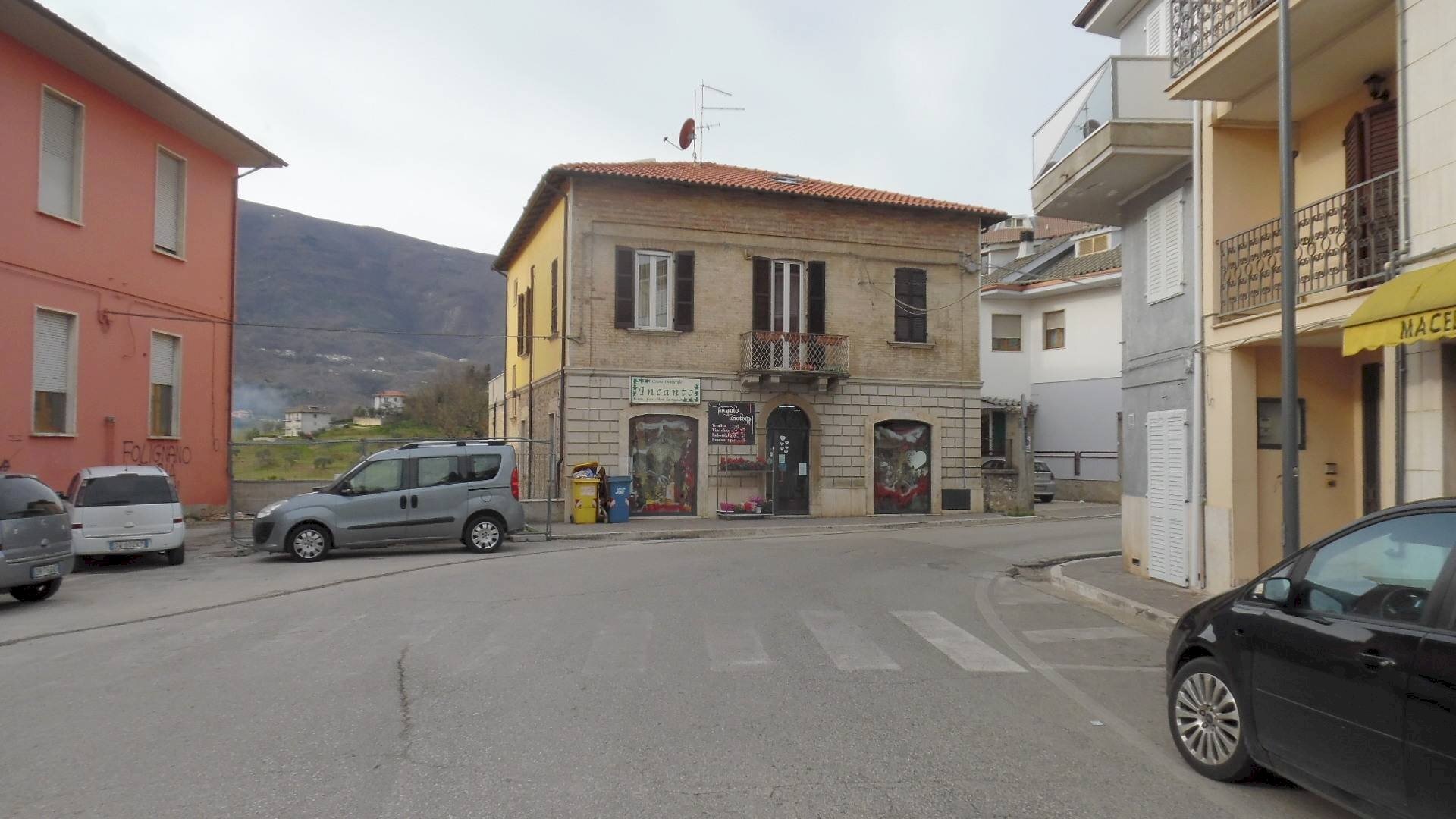 Foto 2 - Locale Commerciale Piazza L. Dari
 
23, Folignano - foto 2