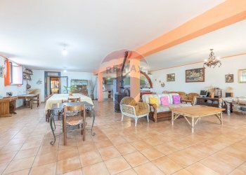 Sala da pranzo - Villa via giglio vecchio
 
13, Montefiascone - photo 12