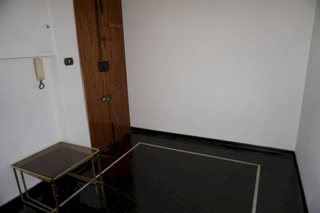 Ingresso - Bilocale via San Bartolomeo del Fossato, 67, Genova (zona Sampierdarena) - foto 2