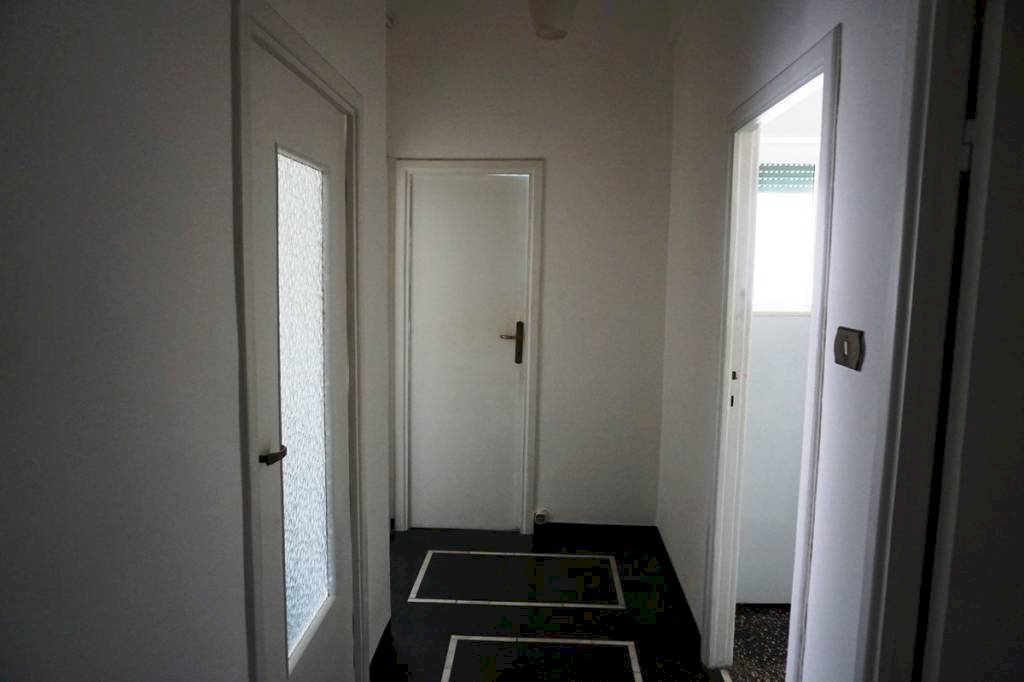 Disimpegno - Bilocale via San Bartolomeo del Fossato, 67, Genova (zona Sampierdarena) - foto 3