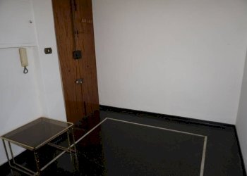 Ingresso - Bilocale via San Bartolomeo del Fossato, 67, Genova (zona Sampierdarena) - foto 2