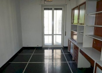 Camera da letto - Bilocale via San Bartolomeo del Fossato, 67, Genova (zona Sampierdarena) - foto 5