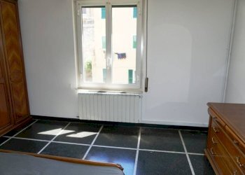 Camera da letto - Bilocale via San Bartolomeo del Fossato, 67, Genova (zona Sampierdarena) - foto 9