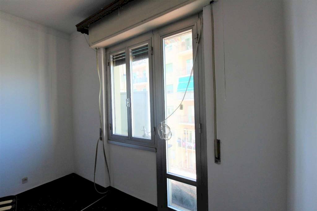 Stanza non arredata - Trilocale via Pasquale Berghini, Genova (zona Marassi) - foto 3