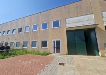 Facciata - Capannone via Monte Grappa, 40, Arese - foto 2