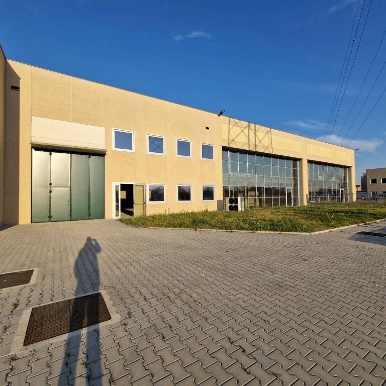 Cortile interno - Capannone via Monte Grappa, 40, Arese - foto 1