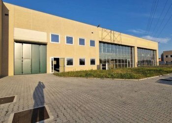 Cortile interno - Capannone via Monte Grappa, 40, Arese - foto 1