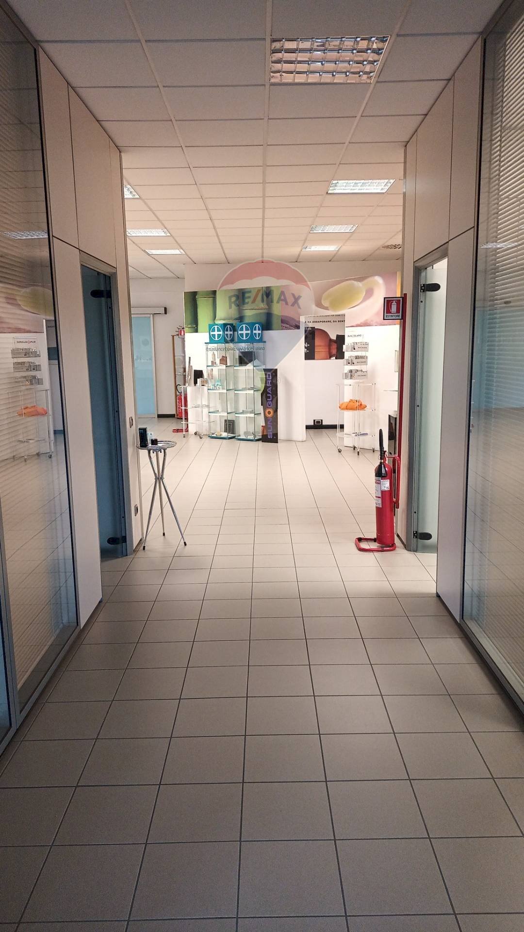 Hall / corridoio - Commercial Premises via della comunità Europea
 
22/24, Figline e Incisa Valdarno - photo 2