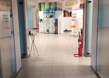 Hall / corridoio - Commercial Premises via della comunità Europea
 
22/24, Figline e Incisa Valdarno - photo 2