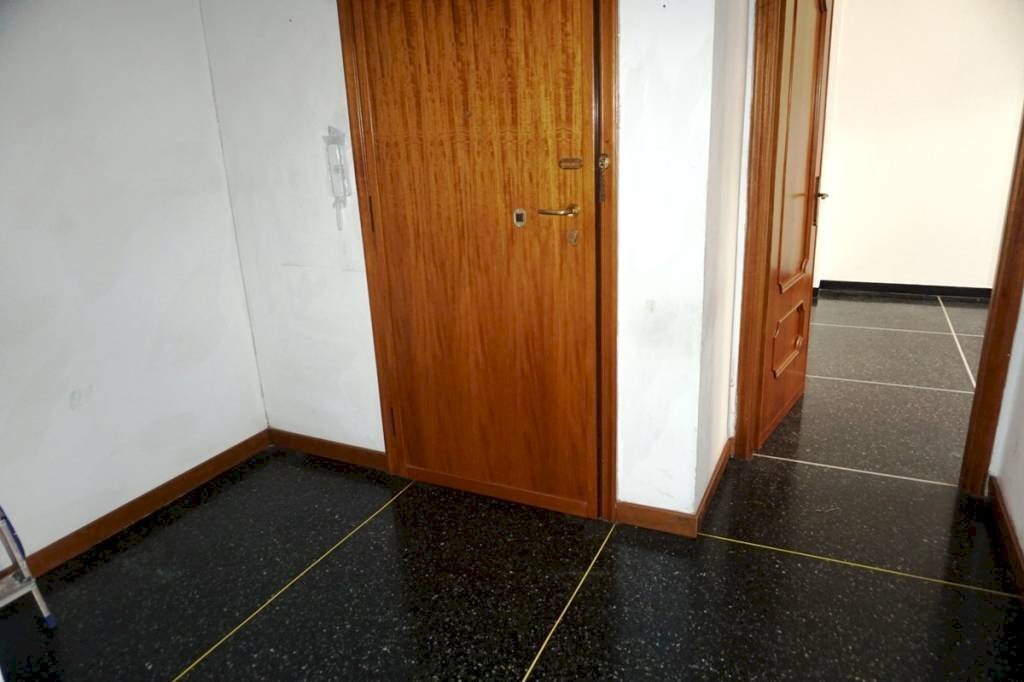 Ingresso - Trilocale via San Bartolomeo del Fossato, 20, Genova (zona Sampierdarena) - foto 2