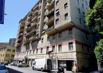 Facciata - Trilocale via San Bartolomeo del Fossato, 20, Genova (zona Sampierdarena) - foto 1